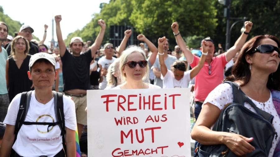 Διαδηλώσεις σε ολόκληρη την Ευρώπη κατά της χρήσης μάσκας και των  περιοριστικών μέτρων για τον Covid -19