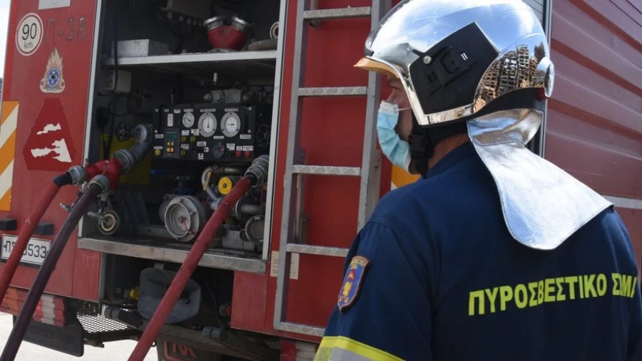 Μεγάλη φωτιά σε επιχείρηση στον Ασπρόπυργο: Μήνυμα από το 112 – Κλείστε πόρτες και παράθυρα