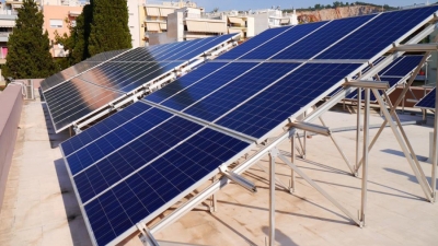 Επανεκκινούν τα φωτοβολταϊκά στις στέγες- Ερωτηματικό οι ενεργειακές κοινότητες