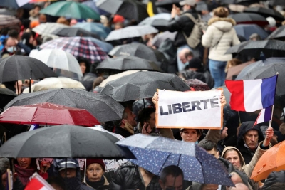 Γαλλία: Το κοινοβούλιο ενέκρινε το lockdown για τους ανεμβολίαστους παρά τις σοβαρές αντιδράσεις