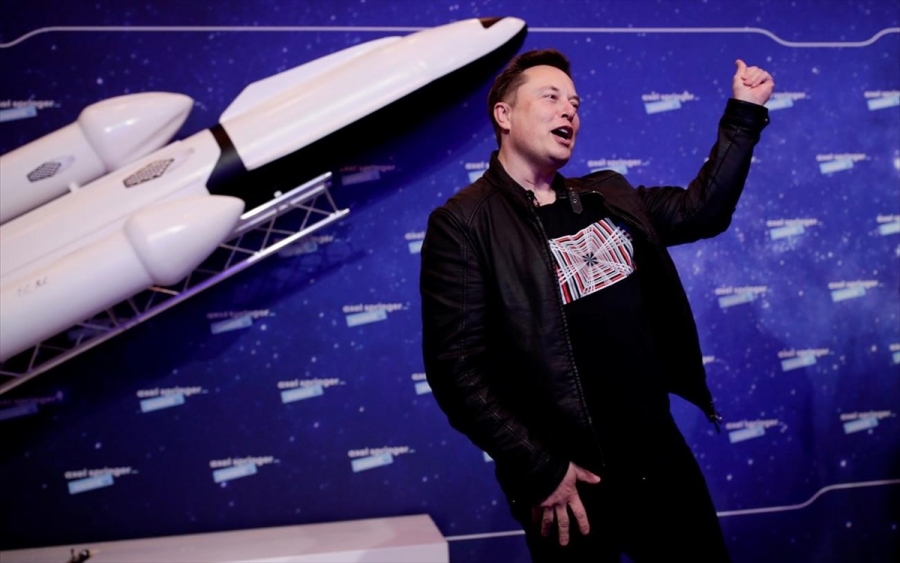 Δισεκατομμυριούχος ψάχνει 8 συνεπιβάτες για δωρεάν ταξίδι στη Σελήνη με πτήση της Space X του Musk