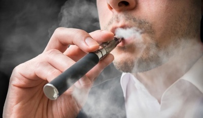 Την απαγόρευση ηλεκτρονικών τσιγάρων με γεύση δρομολογεί η αμερικανική κυβέρνηση