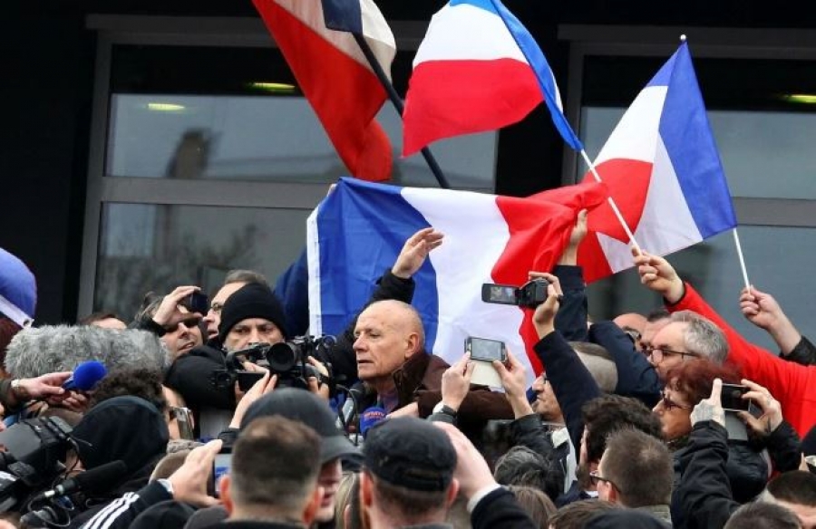 Η επιστολή των 1.000 στρατιωτικών στον Macron αποκαλύπτει τα βαθιά ρήγματα της «διχασμένης Γαλλίας»