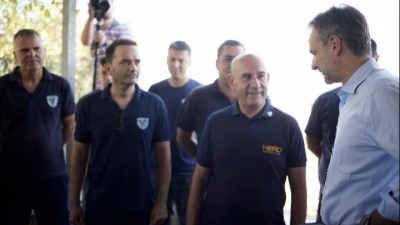 Στην αεροπορική βάση Ελευσίνας ο Μητσοτάκης – Ενημερώθηκε για την κατάσβεση των πυρκαγιών