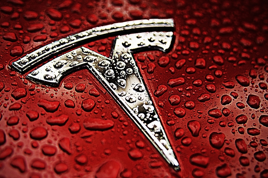 Στο 1 τρισ. δολ. η κεφαλαιοποίηση της Tesla μετά την παραγγελία 100.000 οχημάτων από τη Hertz