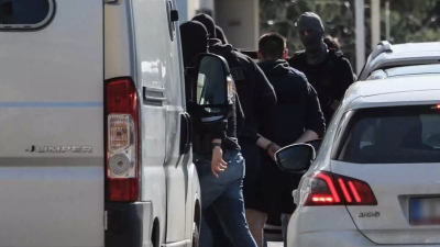 Greek Mafia: Ποινική δίωξη για 9 κακουργήματα και 7 πλημμελήματα στους τρεις συλληφθέντες – Οι κατηγορίες