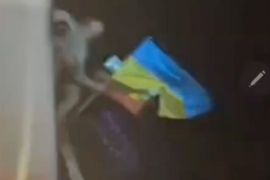 Στην Πολωνία, αφαίρεσαν την ουκρανική σημαία από δημαρχείο - Το πλήθος ζητωκραύγαζε