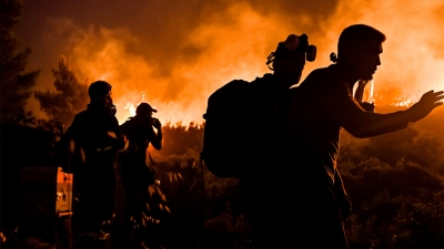 Ολονύχτια μάχη με τις φλόγες στα Μέγαρα, υπό έλεγχο το μέτωπο στη Σαλαμίνα - Πάνω από 20.000 στρέμματα κάηκαν στην Πεντέλη