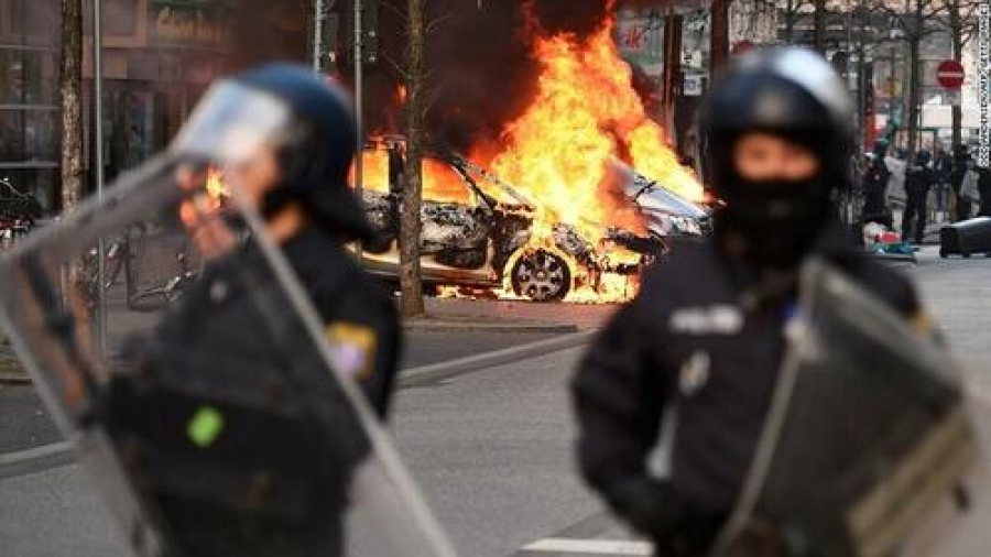 Σχέδιο καταστολής αναταραχών ετοιμάζει η Γερμανία – Το δόγμα των μυστικών υπηρεσιών και τα… καυσόξυλα της Deutsche Bank