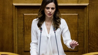 Έφη Αχτσιόγλου: Οικονομική ασφυξία με την κυβέρνηση να διαιωνίζει το πρόβλημα