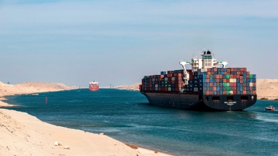 Αίγυπτος: Βουτιά στα έσοδα της Διώρυγας του Σουέζ λόγω των επιθέσεων των Houthis στην Ερυθρά Θάλασσα