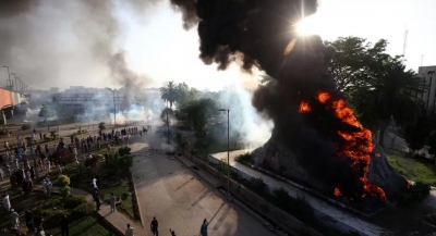 Βυθισμένο στο χάος και την αιματηρή βία το Πακιστάν που προσπαθεί να αποφύγει τη χρεοκοπία