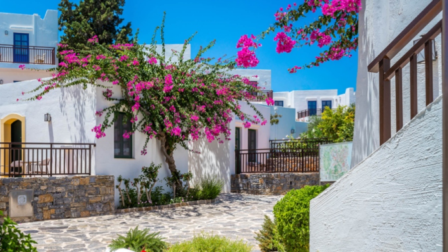 TUI: H Ελλάδα στους ηλιόλουστους προορισμούς Πάσχα για Βρετανούς