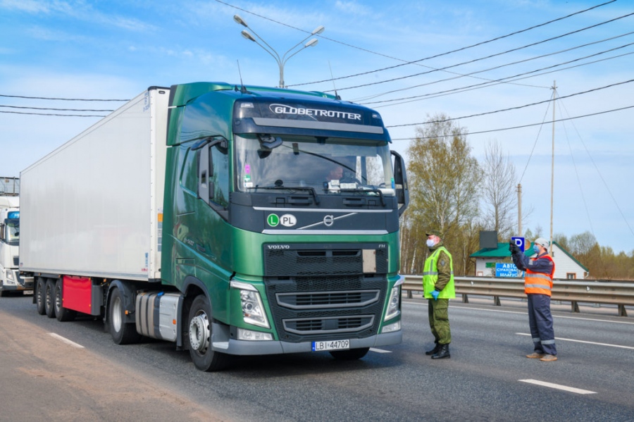 Απόλυτο χάος: Αυτοκίνητα και λεωφορεία παραταγμένα στα σύνορα μεταξύ Πολωνίας και Λευκορωσίας