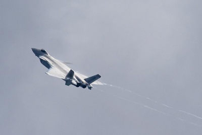 Ελαφρύ αλλά θανάσιμα επικίνδυνο: Ο μυστικός ρόλος του JF-17B στη στρατηγική του Πεκίνου