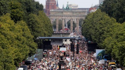 Γερμανία: Κυρώθηκαν εν μέσω σφοδρών αντιδράσεων οι υπερξουσίες της ομοσπονδιακής κυβέρνησης σε περίπτωση πανδημίας