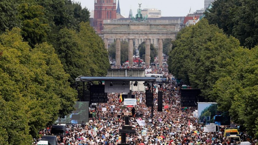 Γερμανία: Κυρώθηκαν εν μέσω σφοδρών αντιδράσεων οι υπερξουσίες της ομοσπονδιακής κυβέρνησης σε περίπτωση πανδημίας