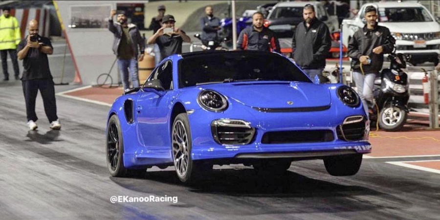 Στους πίσω τροχούς σηκώθηκε μία τουμπανιασμένη Porsche 911 Turbo
