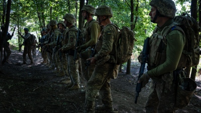 Ουκρανικά εγκλήματα πολέμου - Στρατιώτες ανοίγουν πυρ σε αυτοκίνητα αμάχων που έχουν λευκή κορδέλα