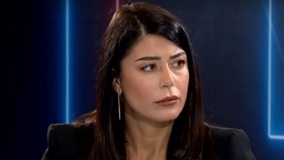 «Νύχια τυραννόσαυρου» και «βλεφαρίδα τέντα» – Η γραφική Λατινοπούλου ξαναφέρνει την… ποδιά στα σχολεία