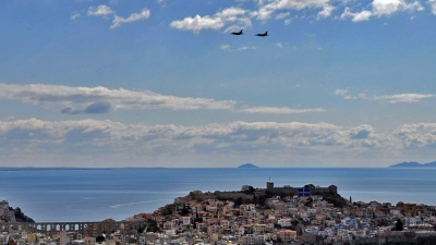 Εντυπωσιακή η διέλευση του F-16 της Ομάδας «ΖΕΥΣ» πάνω από την Καβάλα – Χιλιάδες πολίτες και μαθητές στην επίδειξη της Πολεμικής Αεροπορίας