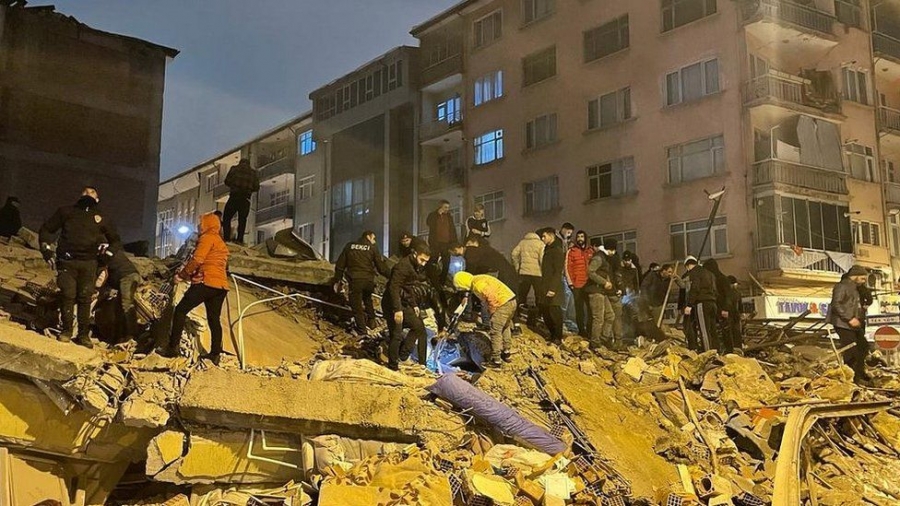 Τουρκία - Πολυκατοικία καταρρέει σαν χάρτινος πύργος μετά τον σεισμό - Συγκλονιστικό βίντεο