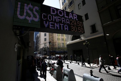 Ολοταχώς στον γκρεμό οδεύει η οικονομία της Αργεντινής σύμφωνα με τους αναλυτές