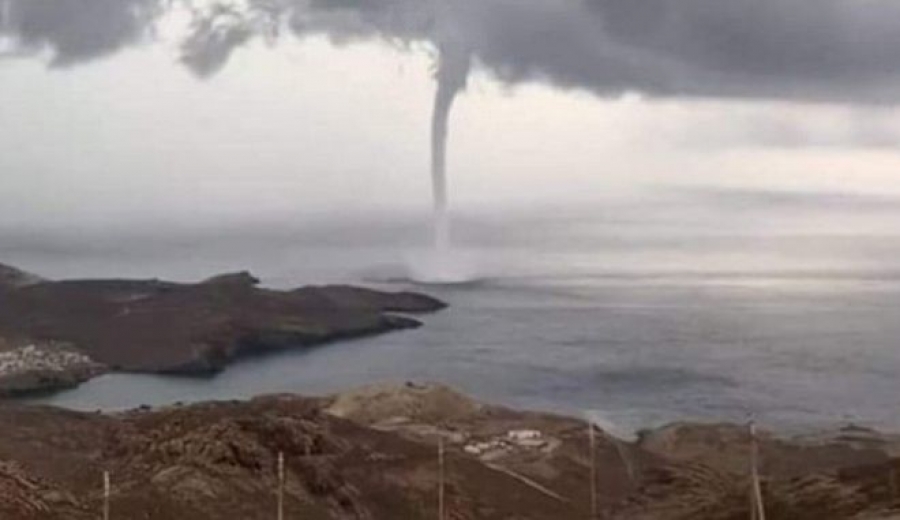 Υδροστρόβιλοι, πλημμύρες, καταστροφές - Άνοιξαν οι ουρανοί στην Ελλάδα - Απίστευτες εικόνες από την κακοκαιρία