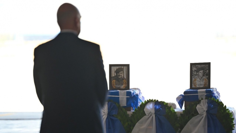 Επαναπατρίστηκαν τα οστά 6 οπλιτών που έπεσαν ηρωικά κατά την τουρκική εισβολή στην Κύπρο – Δένδιας: Χρέος προς την Πατρίδα