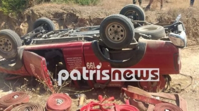 Φωτιά στον Πύργο: Στο νοσοκομείο δύο πυροσβέστες μετά την ανατροπή του οχήματός τους