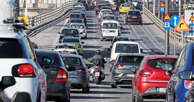 Εποχές προ κορωνοϊού θύμιζαν οι παραλίες της Αττικής – Εκτόνωση μετά τα πολύμηνα lockdowns