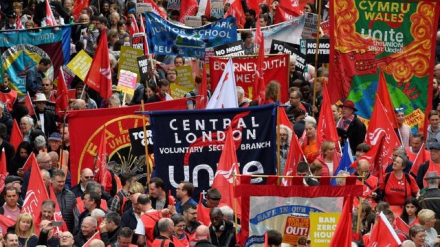 Βρετανία:  Χιλιάδες διαδηλωτές ζήτησαν μισθολογικές αυξήσεις με πορεία στο Λονδίνο