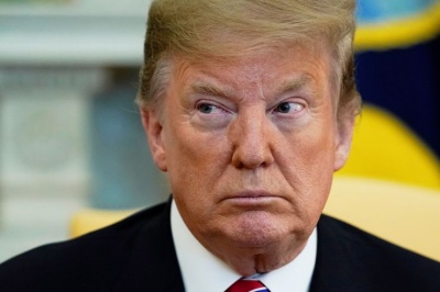 CNBC: Ο εμπορικός πόλεμος ΗΠΑ – Κίνας είναι αποτέλεσμα του «οικονομικού αναλφαβητισμού» του Trump