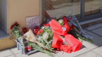 Θεσσαλονίκη - μακελειό στη Μόσχα: Λουλούδια και κεριά στο Προξενείο της Ρωσίας για τα θύματα