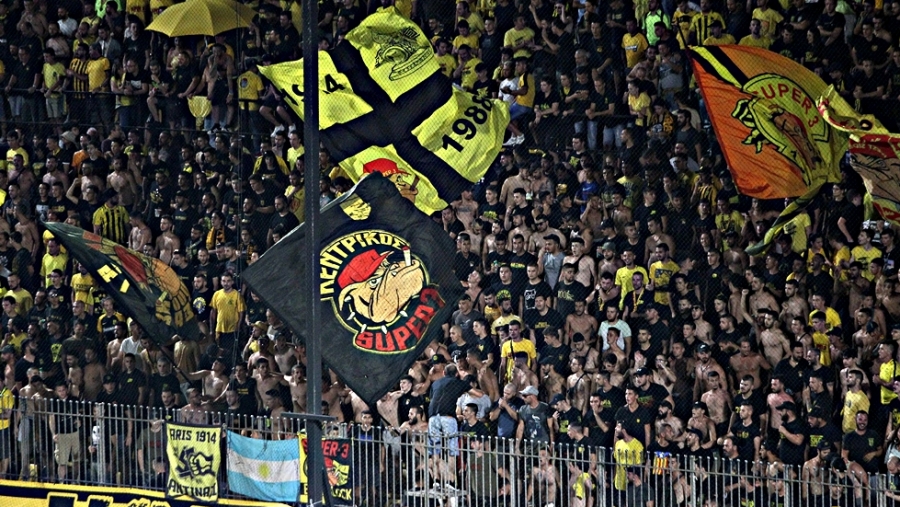 Διαμαρτυρία οπαδών του Άρη έξω από τα γραφεία της ΕΠΟ: «Η ΔΕΘ με -6 δεν θα γίνει!»