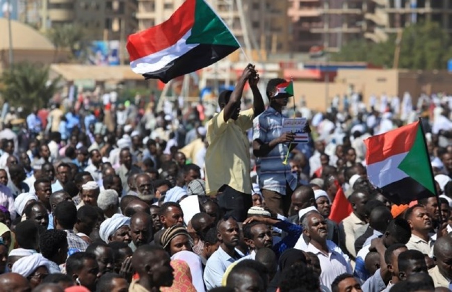 Σουδάν: Το στρατιωτικό συμβούλιο προειδοποιεί τους διαδηλωτές να μην αποκλείουν δρόμους - Oι διαδηλώσεις συνεχίζονται
