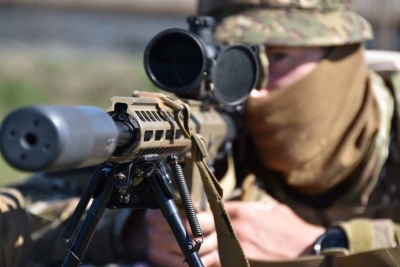 Σοκ – Ελεύθερος σκοπευτής της Ουκρανίας κατέρριψε το παγκόσμιο ρεκόρ – Χαριστική βολή με την βοήθεια ΑΙ από τα 4.000 μέτρα