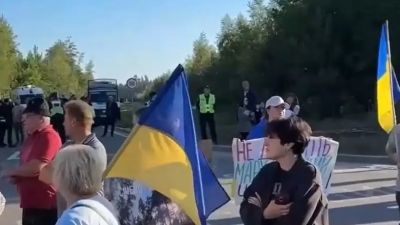 «Μην θάβετε τους ήρωες στο βάλτο» - Ουκρανοί πολίτες διαμαρτύρονται ενάντια στη δημιουργία στρατιωτικού νεκροταφείου (vid)