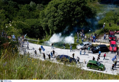 Ένταση και χημικά στη διαδήλωση στις Πρέσπες για την υπογραφή της συμφωνίας - Σε αστυνομικό κλοιό οι διαδηλωτές