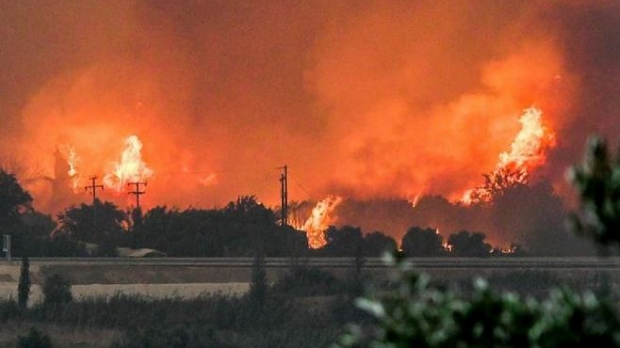 Πυρκαγιά στη ΒΙ.ΠΕ. Πατρών: Κάηκαν ένα εγκαταλειμμένο εργοστάσιο και μια αποθήκη με λιπάσματα