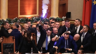 Χάος στο Κοινοβούλιο της Αλβανίας: Ξύλο μεταξύ βουλευτών, βανδαλισμοί, έκαψαν τις ίνες μετάδοσης των media
