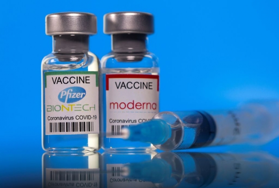 FDA: Ποια ηλικιακή ομάδα κινδυνεύει περισσότερο από τις παρενέργειες των εμβολίων Pfizer και Moderna - Η προειδοποίηση για τους άνδρες