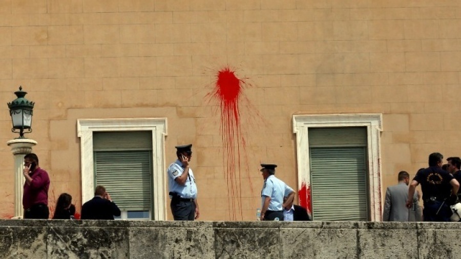 Ελεύθερος με εγγύηση ο κατηγορούμενος για την επίθεση με χρώματα στη Βουλή