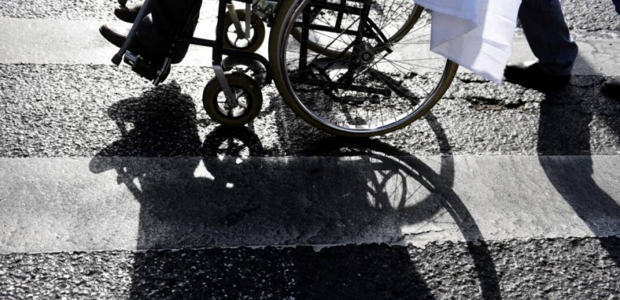 Σε εξέλιξη ο θεσμός του Προσωπικού βοηθού - Πάνω από 2.000 με μισθό 1.200 και βοήθημα 250 ευρώ σε ΑμεΑ