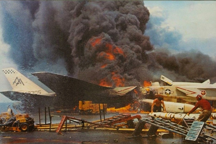 «Αεροπλάνα κάηκαν, βόμβες εξερράγησαν»: Πώς οι Αμερικανοί έκαψαν το ίδιο τους το υπερόπλο - Η κόλαση στο USS Forrestal