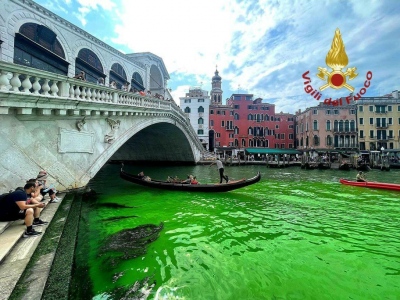 Ψάχνουν τα «πράσινα νερά» της Βενετίας οι αρχές