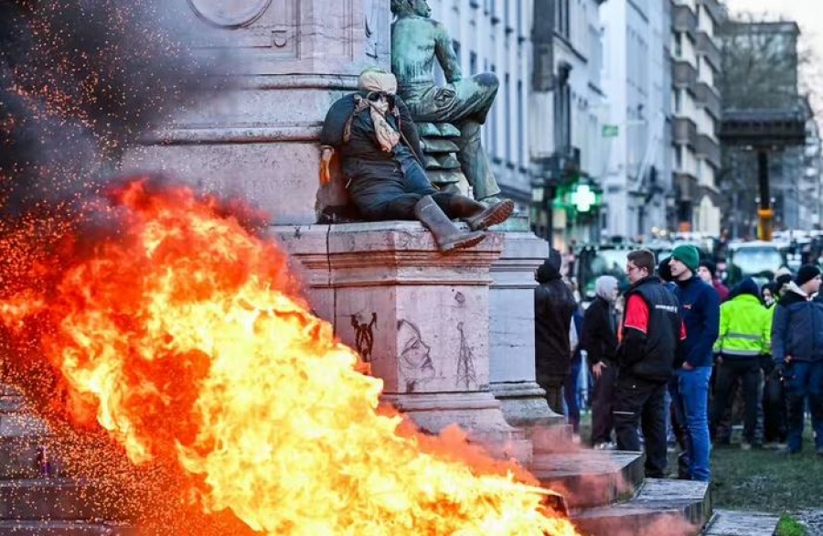 Χιλιάδες αγρότες πολιορκούν τις Βρυξέλλες - Ένταση και φωτιές στην καρδιά της Ευρωπαϊκής Ένωσης