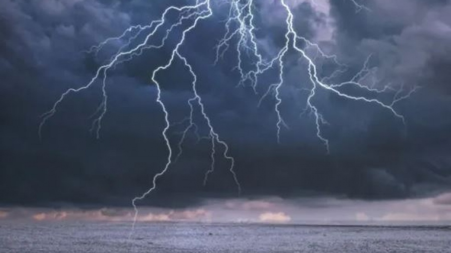 Σαρώνει τη χώρα η κακοκαιρία - Προβλήματα σε Σκιάθο και Εύβοια, ήχησε το 112 - Πού είναι κλειστά τα σχολεία
