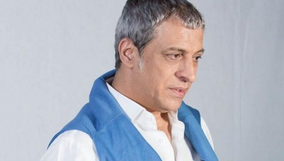 Θύμα ξυλοδαρμού ο τραγουδιστής Θέμης Αδαμαντίδης