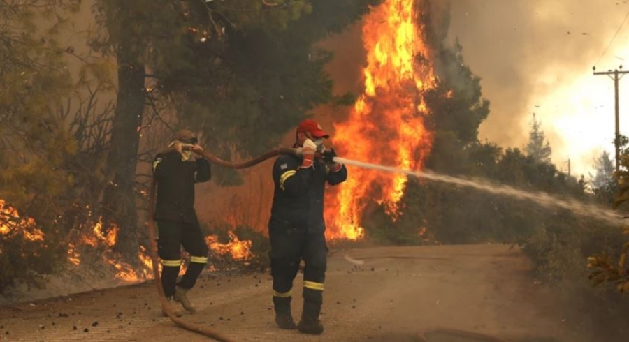 Mάχη με τα πύρινα μέτωπα στη Βόρεια Εύβοια - Απειλούνται σπίτια σε Ηλεία - Εκκενώνονται πολλοί οικισμοί στην Αρκαδία